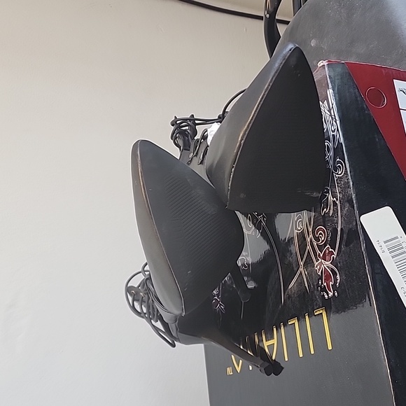 Lace-up pointy toe heels - Picture 3 of 3